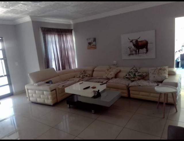 4 BEDROOM HOUSE FOR SALE IN THE ORCHARDS